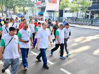 Di Jalan Sehat Bersama Wartawan, Plh. Sekdaprov Jatim Harapkan PWI Terus Berkontribusi Untuk Masyarakat